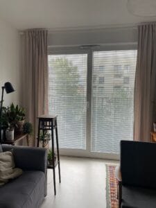 Żaluzje aluminiowe w odcieniu szarym w sypialni, elegancka dekoracja okienna.