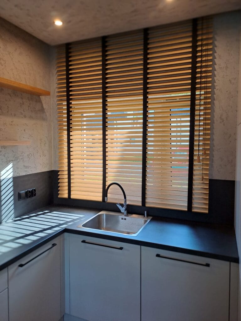żaluzje drewniane Łódź – stylowe osłony okienne z naturalnego drewna | Veo Design