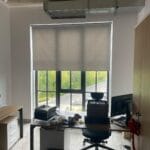 Białe rolety materiałowe na wymiar w oknie PCV – montaż w Łodzi