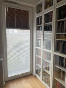 Plisy dzień-noc w kolorze brązowym i białym zamontowane w drzwiach balkonowych – realizacja Veo Design Łódź