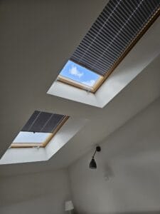 Plisy dachowe w kolorze antracyt zamontowane w oknach połaciowych – realizacja Veo Design Łódź