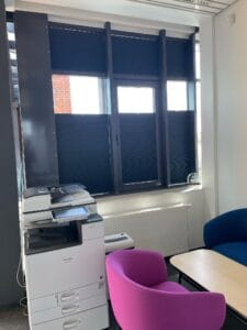 Czarne plisy zaciemniające na wymiar w biurze – realizacja Veo Design Łódź