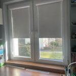 Białe rolety materiałowe na wymiar w oknie PCV – montaż w Łodzi