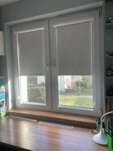 Białe rolety materiałowe na wymiar w oknie PCV – montaż w Łodzi