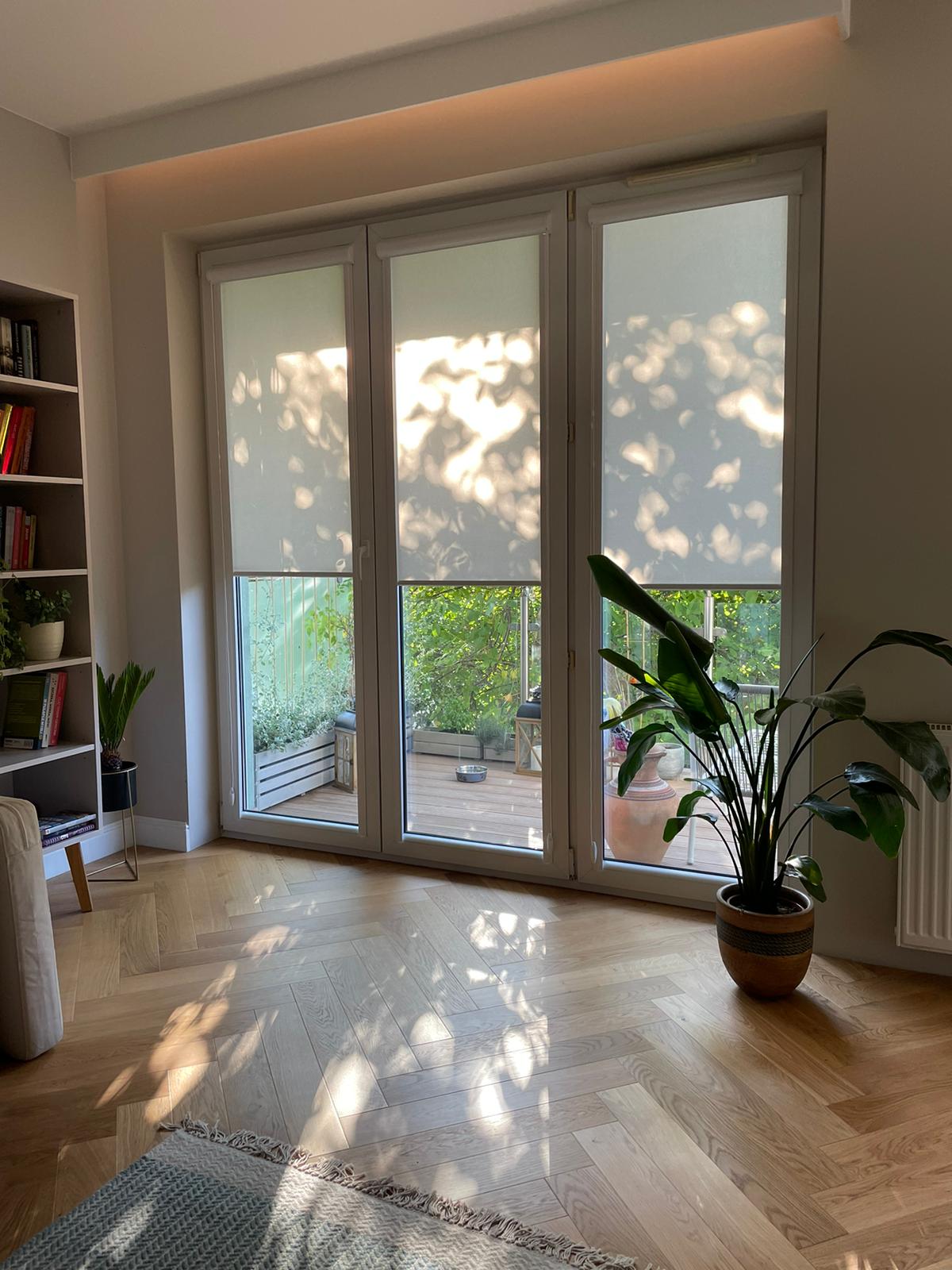 Beżowe rolety w salonie – subtelne zaciemnienie i stylowa dekoracja okna.
